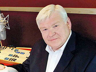 Derek Davis dies 